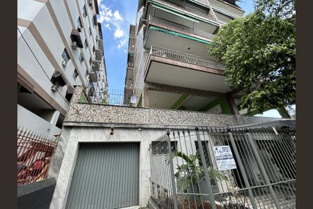 Apartamento para alugar com 80m², 2 quartos e 1 vagaFachada + plaquinha