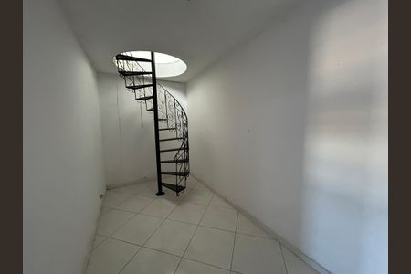 Casa para alugar com 240m², 3 quartos e 1 vagaEscada