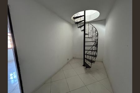 Casa para alugar com 240m², 3 quartos e 1 vagaEscada