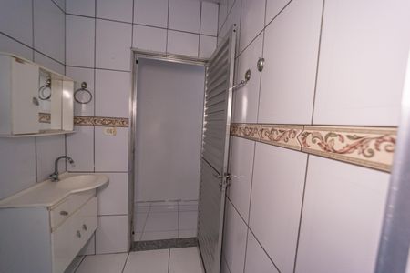 Banheiro de casa para alugar com 1 quarto, 40m² em Jardim Verônia, São Paulo