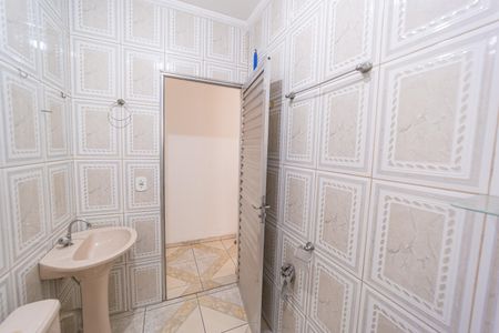 Banheiro de casa para alugar com 1 quarto, 40m² em Jardim Verônia, São Paulo