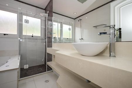 Casa de condomínio para alugar com 375m², 7 quartos e 4 vagasBanheiro Suíte 2