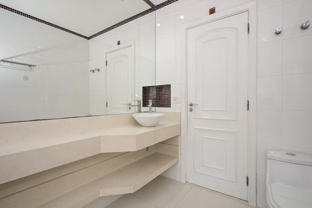 Casa de condomínio para alugar com 375m², 7 quartos e 4 vagasBanheiro Suíte 2