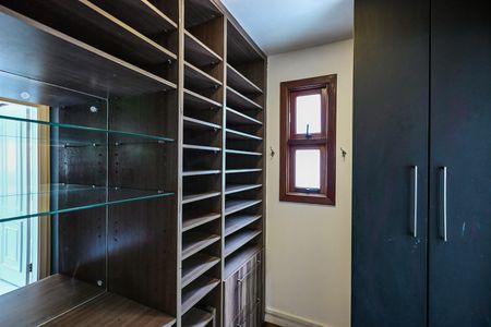 Casa de condomínio para alugar com 375m², 7 quartos e 4 vagasArmário da Suíte  2