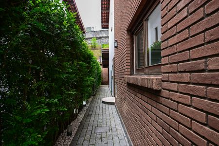 Casa de condomínio para alugar com 375m², 7 quartos e 4 vagasLateral