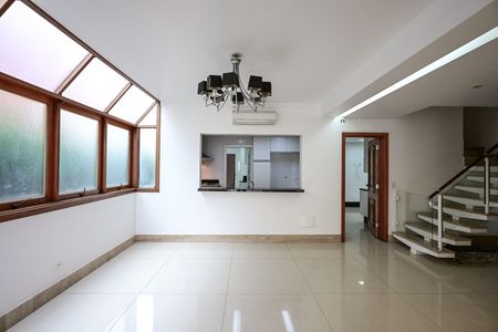 Casa de condomínio para alugar com 375m², 7 quartos e 4 vagasSala de Jantar
