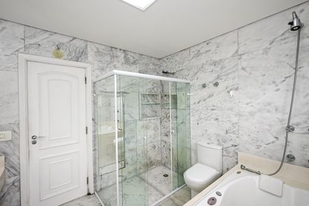 Casa de condomínio para alugar com 375m², 7 quartos e 4 vagasBanheiro Suíte 1