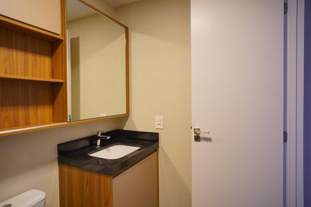 Banheiro  de kitnet/studio à venda com 1 quarto, 29m² em Boa Vista, Porto Alegre