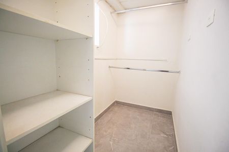Closet do quarto de casa para alugar com 2 quartos, 120m² em Campo Limpo, São Paulo