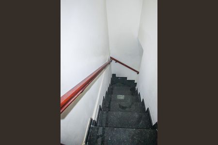 Casa para alugar com 120m², 2 quartos e 2 vagasEscada