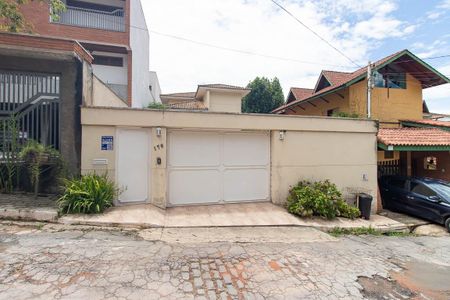 Casa para alugar com 230m², 3 quartos e 5 vagasFachada