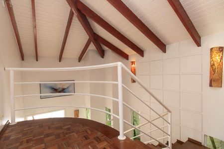 Casa para alugar com 230m², 3 quartos e 5 vagasEscada