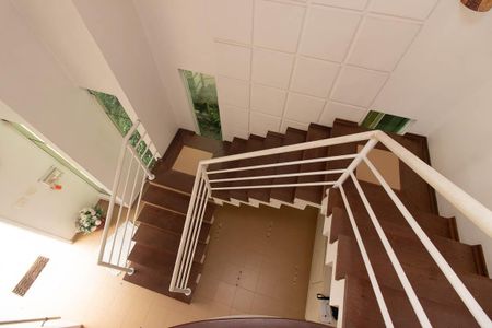 Casa para alugar com 230m², 3 quartos e 5 vagasEscada