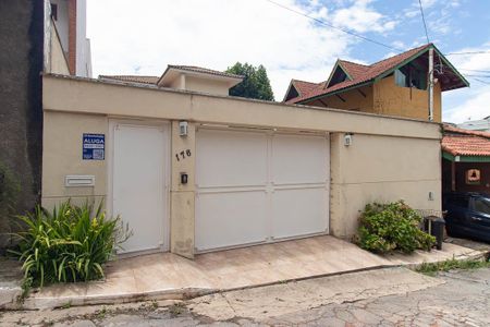 Casa para alugar com 230m², 3 quartos e 5 vagasFachada