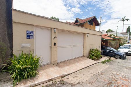 Casa para alugar com 230m², 3 quartos e 5 vagasFachada