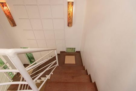 Casa para alugar com 230m², 3 quartos e 5 vagasEscada