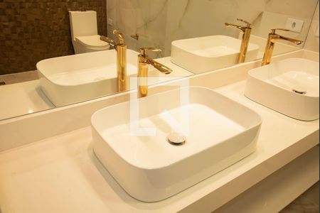 Casa à venda com 360m², 4 quartos e 2 vagas Casa à venda com 360m², 4 quartos e 2 vagasCasa 2