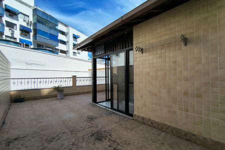 Casa de condomínio à venda com 200m², 3 quartos e 2 vagasTerraço