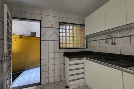 Casa de condomínio à venda com 200m², 3 quartos e 2 vagasCozinha - Armários