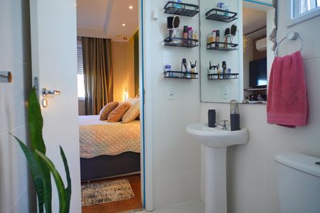 Banheiro  suíte  de apartamento à venda com 3 quartos, 76m² em Sarandi, Porto Alegre