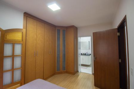 Casa à venda com 300m², 4 quartos e 4 vagasSuíte 2
