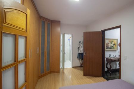 Casa à venda com 300m², 4 quartos e 4 vagasSuíte 2