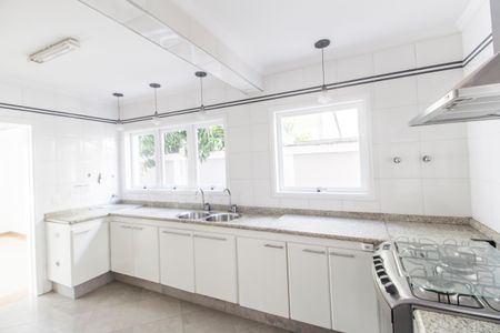 Casa de condomínio à venda com 600m², 4 quartos e 2 vagasCozinha