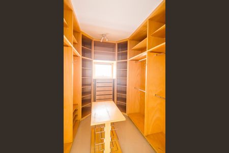 Casa de condomínio à venda com 600m², 4 quartos e 2 vagasCloset da suíte