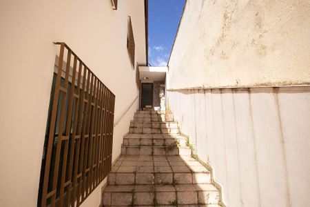 Casa para alugar com 250m², 3 quartos e 3 vagasEscada 