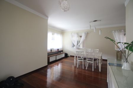 Casa de condomínio à venda com 600m², 6 quartos e 4 vagasSala