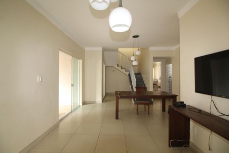 Casa de condomínio à venda com 600m², 6 quartos e 4 vagasSala