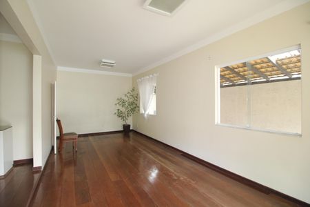 Casa de condomínio à venda com 600m², 6 quartos e 4 vagasSala
