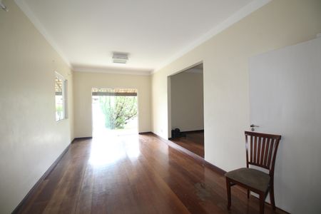 Sala de casa de condomínio à venda com 6 quartos, 600m² em Jacarepaguá, Rio de Janeiro