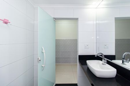 Casa à venda com 250m², 3 quartos e 2 vagasBanheiro 