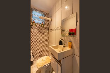 Casa à venda com 196m², 3 quartos e 2 vagas Casa à venda com 196m², 3 quartos e 2 vagasBanheiro