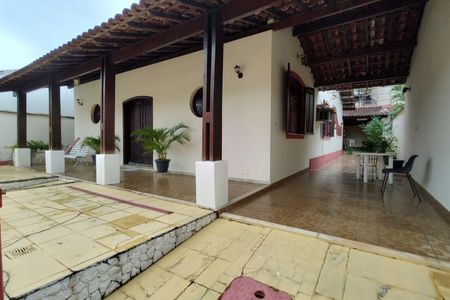 Casa de condomínio à venda com 220m², 3 quartos e 5 vagas Casa de condomínio à venda com 220m², 3 quartos e 5 vagasFachada