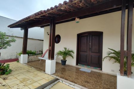 Casa de condomínio à venda com 220m², 3 quartos e 5 vagas Casa de condomínio à venda com 220m², 3 quartos e 5 vagasFachada