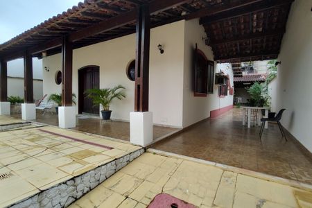 Casa de condomínio à venda com 220m², 3 quartos e 5 vagas Casa de condomínio à venda com 220m², 3 quartos e 5 vagasFachada