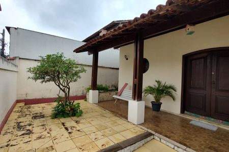 Casa de condomínio à venda com 220m², 3 quartos e 5 vagas Casa de condomínio à venda com 220m², 3 quartos e 5 vagasFachada