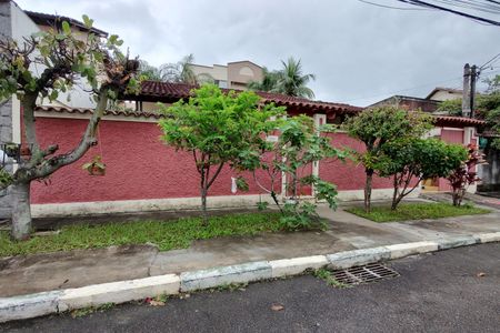Casa de condomínio à venda com 220m², 3 quartos e 5 vagas Casa de condomínio à venda com 220m², 3 quartos e 5 vagasFachada