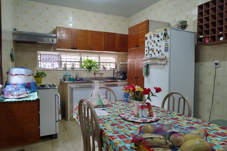 Casa de condomínio à venda com 220m², 3 quartos e 5 vagas Casa de condomínio à venda com 220m², 3 quartos e 5 vagasCozinha - Armários