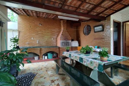 Casa de condomínio à venda com 220m², 3 quartos e 5 vagas Casa de condomínio à venda com 220m², 3 quartos e 5 vagasChurrasqueira