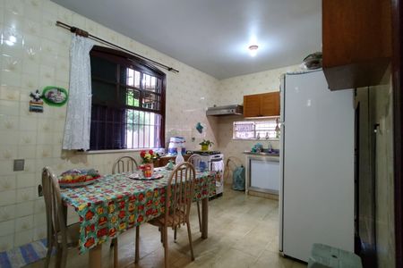 Casa de condomínio à venda com 220m², 3 quartos e 5 vagas Casa de condomínio à venda com 220m², 3 quartos e 5 vagasCozinha - Armários