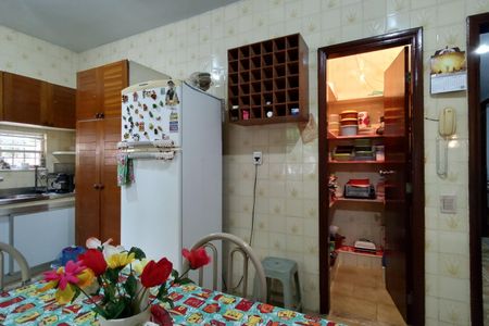 Casa de condomínio à venda com 220m², 3 quartos e 5 vagas Casa de condomínio à venda com 220m², 3 quartos e 5 vagasCozinha - Armários