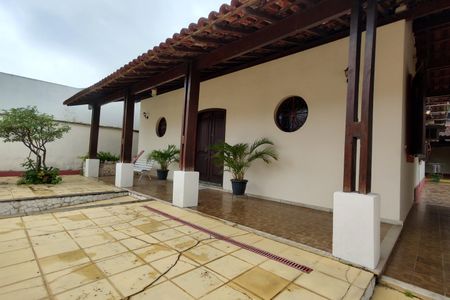 Casa de condomínio à venda com 220m², 3 quartos e 5 vagas Casa de condomínio à venda com 220m², 3 quartos e 5 vagasFachada