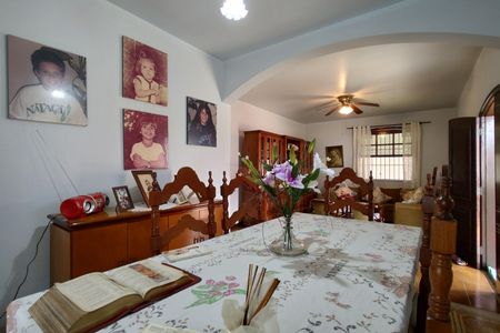 Casa de condomínio à venda com 220m², 3 quartos e 5 vagas Casa de condomínio à venda com 220m², 3 quartos e 5 vagasSala