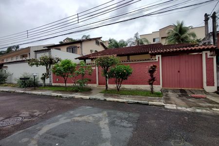 Casa de condomínio à venda com 220m², 3 quartos e 5 vagas Casa de condomínio à venda com 220m², 3 quartos e 5 vagasFachada