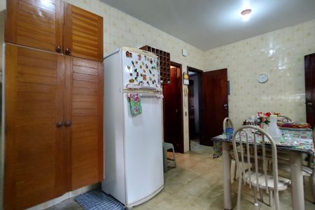 Casa de condomínio à venda com 220m², 3 quartos e 5 vagas Casa de condomínio à venda com 220m², 3 quartos e 5 vagasCozinha - Armários