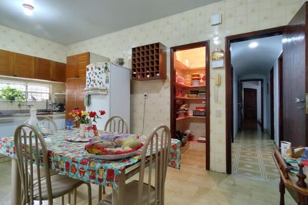 Casa de condomínio à venda com 220m², 3 quartos e 5 vagas Casa de condomínio à venda com 220m², 3 quartos e 5 vagasCozinha - Armários