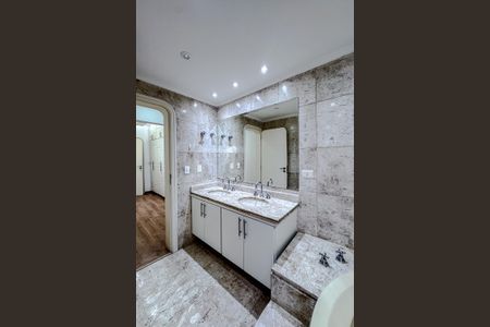 Apartamento para alugar com 295m², 4 quartos e 4 vagas Apartamento para alugar com 295m², 4 quartos e 4 vagasBanheiro da Suíte